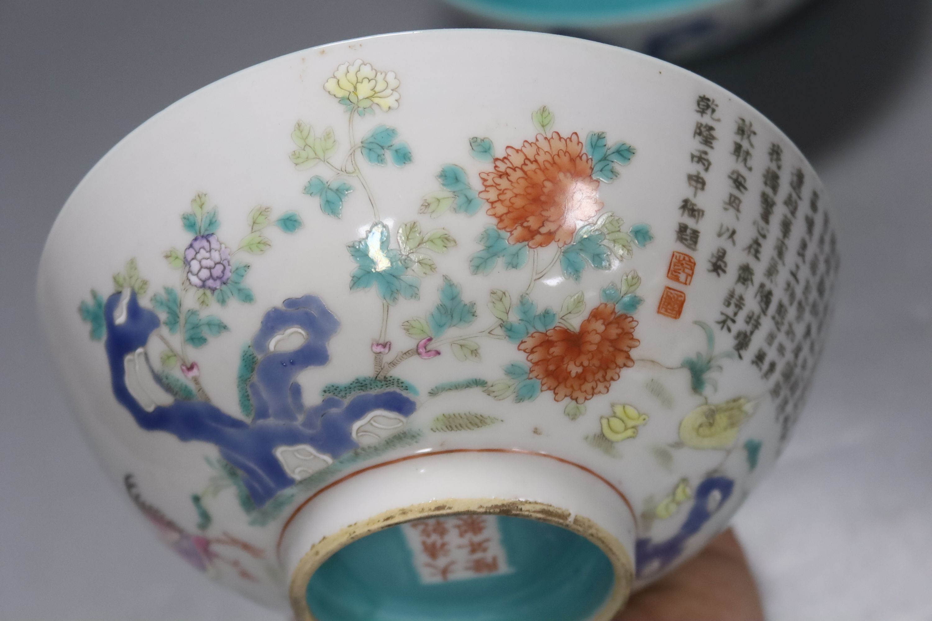 A pair of Chinese porcelain enamelled bowls, diameter 16cm